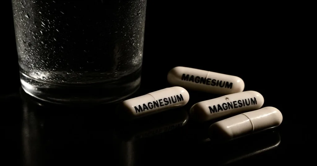 magnesium capsules with water for energy and muscle recovery